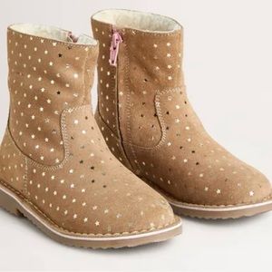 Boden Cosy Short Suede Boots US Size 2
Taupe Star - girls boots size 33